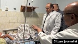 Министр здравоохранения КР Алымкадыр Бейшеналиев навещает одного из пострадавших в Сузакском районе, 3 мая 2024 г.