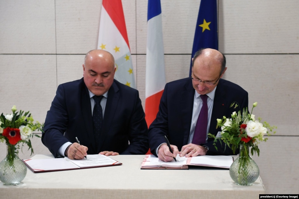 Джамшед Хамидов (слева), представитель компании Sifat Pharma во время подписания соглашения с представителем французской компании Laboratoire Innotech International. Париж, 17 ноября 2019 года, в ходе визита президента Таджикистана во Францию.