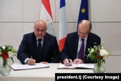 Sifat Pharma's Jamshed Hamidov (left) signs an agreement with Laboratoire Innotech International on November 17, 2019, during President Emomali Rahmon's visit to France.