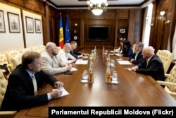 Delegația Radei Supreme a Ucrainei (stânga), la întâlnirea cu deputați din parlamentul de la Chișinău