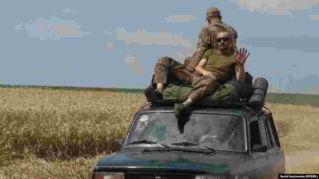 Ukrán katonák a nemrég visszafoglalt Novodarivka falu közelében, a Zaporizzsjai területen. Az oroszok a Krím félsziget és Donyeck déli részének 2014 óta elfoglalt részein felül továbbra is több mint negyvenötezer négyzetkilométernyi területet tartanak ellenőrzésük alatt Dél-Ukrajnában