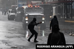 Столкновения манифестантов, участников демонстрации профсоюзов, с полицией в отмечаемый в Чили День труда. 1 мая 2024 года