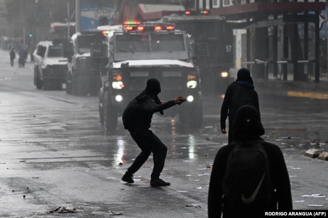 Столкновения манифестантов, участников демонстрации профсоюзов, с полицией в отмечаемый в Чили День труда. 1 мая 2024 года