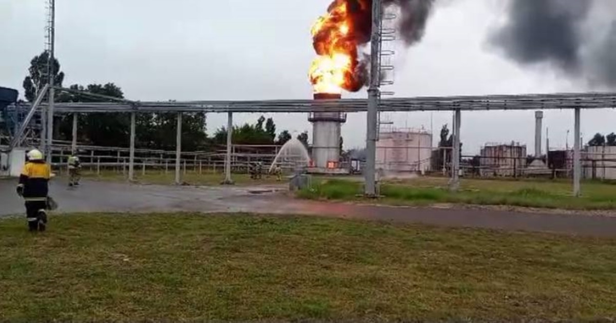 Українські військові атакували два нафтопереробні заводи в Росії