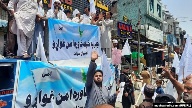 Dhjetëra persona duke protestuar në Svat, në veriperëndim të Pakistanit, më 3 korrik, duke kërkuar nga Qeveria që të mos nisë operacion të ri kundër terrorizmit.