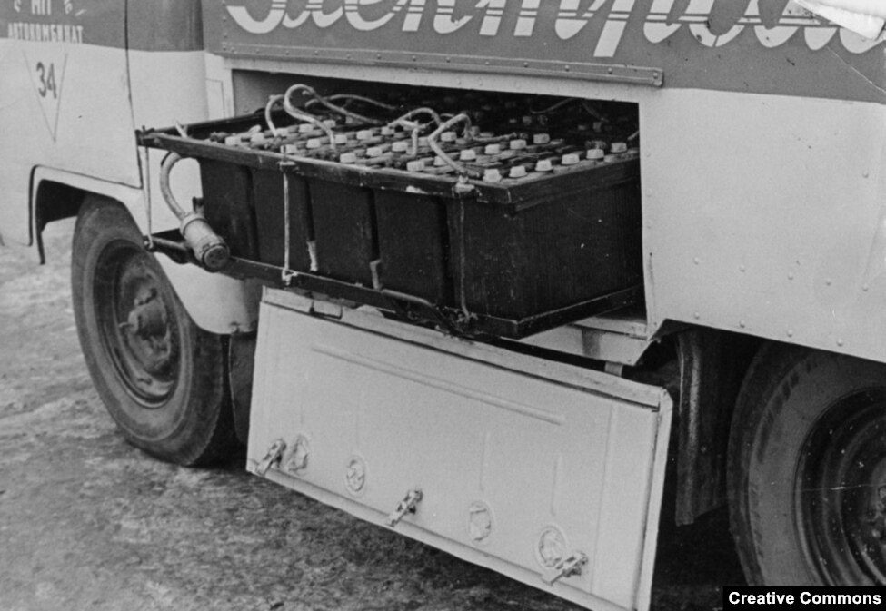 Sirtari i baterive në një mjet transporti elektrik të prodhimit sovjetik.