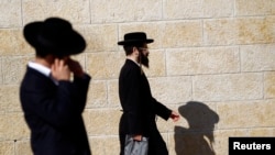 Haredi Jevreji idu prema Zapadnom zidu (Zid plača), najsvetijem molitvenom mestu judaizma, u starom gradu Jerusalimu, 28. novembra 2012.