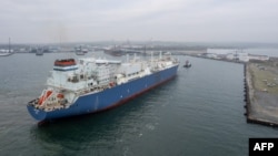 O navă germană specializată în transportul gazelor naturale lichefiate (LNG) sosind în decembrie 2022 într-un port de la Marea Baltică. În curând, Rusia nu va mai putea folosi porturile europene pentru transbordarea LNG. 