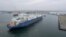 O navă germană specializată în transportul gazelor naturale lichefiate (LNG) sosind în decembrie 2022 într-un port de la Marea Baltică. În curând, Rusia nu va mai putea folosi porturile europene pentru transbordarea LNG. 
