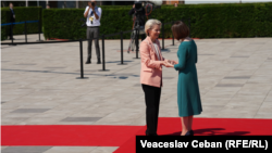 Presidentja e Komisionit Evropian, Ursula von der Leyen, dhe presidentja e Moldavisë, Maia Sandu, gjatë takimit në samitin në Moldavi, 1 qershor 2023.