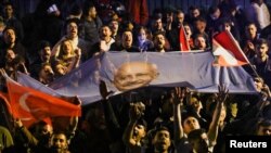 Kemal Kılıçdaroğlu török ellenzéki elnökjelölt hívei a Republikánus Néppárt (CHP) székháza előtt a választások első fordulójának éjszakáján Ankarában 2023. május 15-én