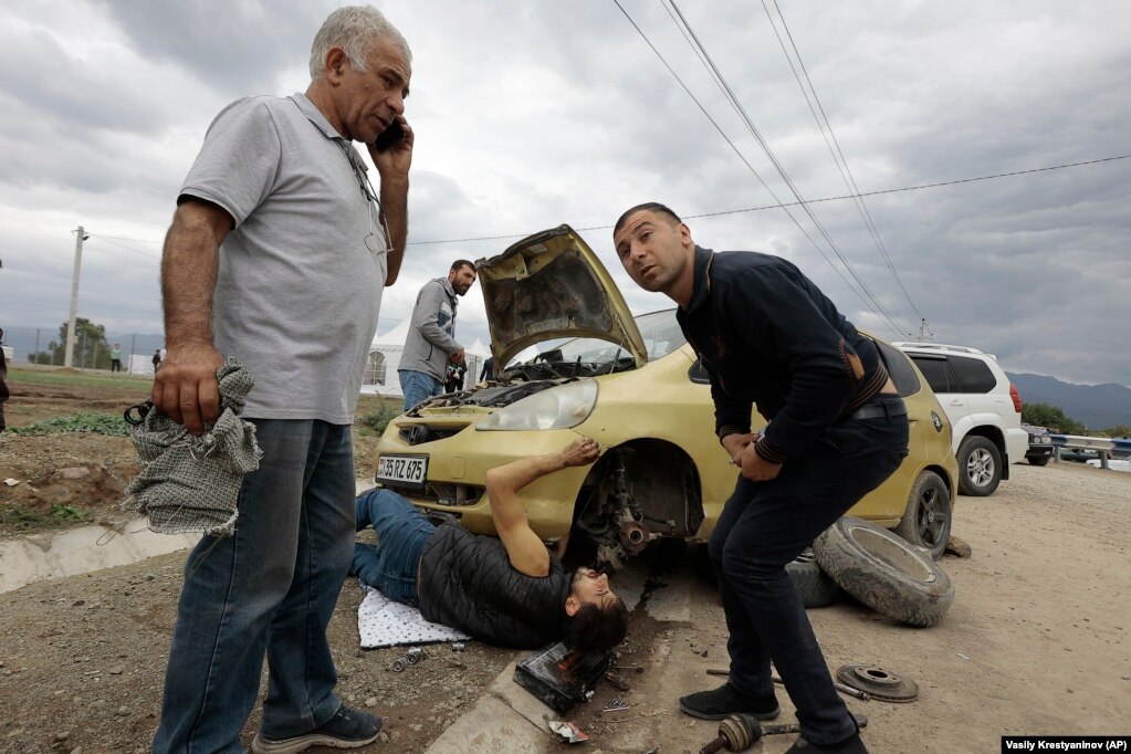 Refugjatët armenë duke rregulluar makinën në rrugën që çon nga Nagorno-Karabaku për në Armeni. Lufta e vitit 2020 përfundoi pasi Rusia ndërmjetësoi një marrëveshje armëpushimi dhe në rajon u vendosën paqeruajtësit rusë. Këta paqeruajtës bënë pak për të ndaluar përparimin e forcave azerbajxhanase që nisën operacionin “kundër terrorizmit” në Nagorno-Karabak.