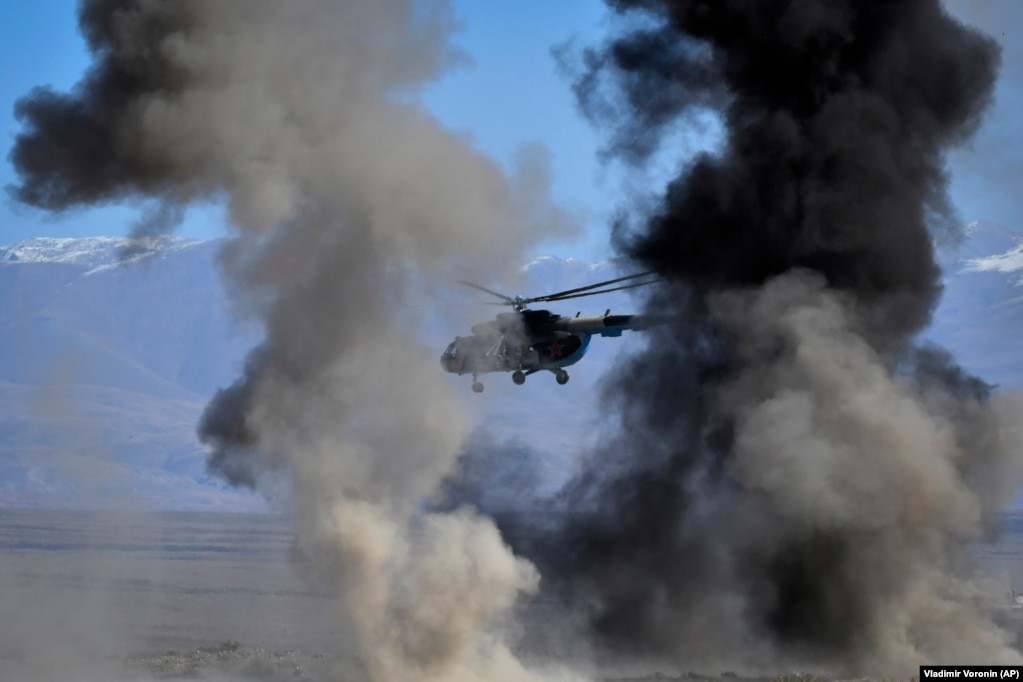 Un elicottero Mi-8 russo sorvola nuvole di fumo durante le esercitazioni dell'Organizzazione del Trattato di sicurezza collettiva (CSTO) in Kirghizistan l'11 ottobre. Queste immagini sono state scattate durante le esercitazioni della CSTO soprannominate "Fratellanza indistruttibile"  e rilasciato l'11 ottobre, due giorni dopo l'inizio degli esercizi, il 9 ottobre.  