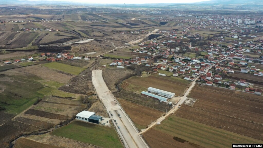 Thuajse në të njëjtën situatë janë edhe rrugët Prishtinë-Pejë, Klinë- Gjakovë.&nbsp;