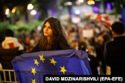 Tinerii georgieni care protestează împotriva legii pe model rusesc își îndreaptă speranțele de viitor înspre Uniunea Europeană.