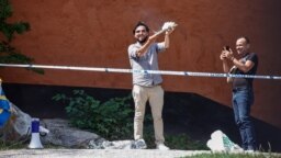 پليس استکهلم براساس قانون دفاع از آزادی بيان به سلوان مومیکا اجازه داد که تحت تدابير امنيتی اقدام به سوزاندن قرآن کند