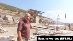  Проф. Людмил Вагалински на фона на Хераклея Синтика 