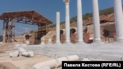  Част от реставрираните колони на тогавашния конгрес 