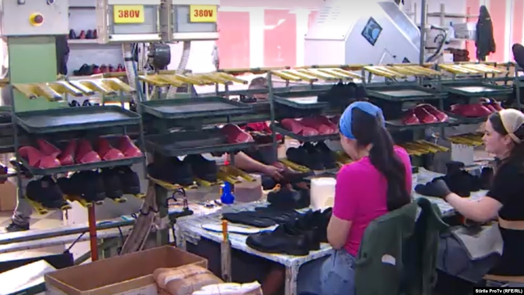Două tinere lucrează la o fabrică de pantofi de la Vicovu de Sus/jud. Suceava. 