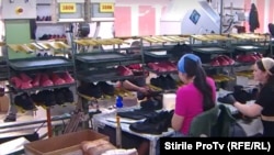 Două tinere lucrează la o fabrică de pantofi de la Vicovu de Sus/jud. Suceava. 