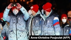 Спортсмены из делегации Олимпийского комитета России во время церемонии закрытия зимних Олимпийских игр 2022 года в Пекине