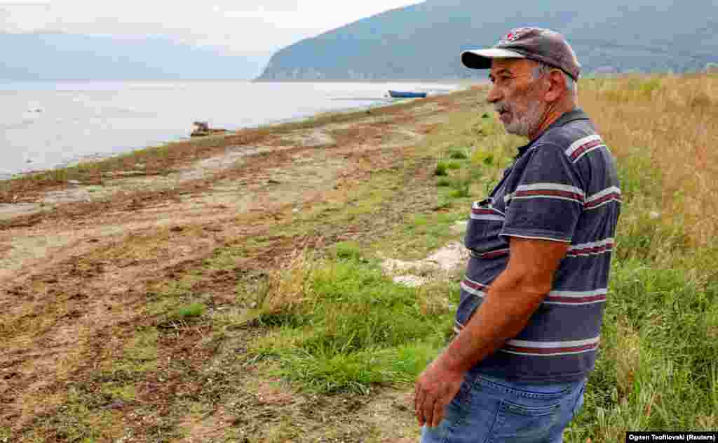 Ribar Vane Vasilevski, čiji se čamac često nasukava na jezeru, stoji na prošlogodišnjoj vodenoj liniji. &quot;Nema kiše, nema zime, nema snijega, nema rijeka. Samo jedna rijeka ulazi u jezero. Nema [drugog] snabdijevanja vodom jezera. Ovo je katastrofa, prirodna katastrofa&quot;, rekao je Vasilevski.