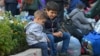 Doi copii din Nagorno-Karabah sunt nevoiți să își părăsească locuințele după ce controlul asupra enclavei a fost preluat de Azerbaidjan.