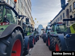 Peste o mie de tractoare ale fermierilor europeni sunt parcate în fața Parlamentului European, în Bruxelles, Belgia, 1 februarie 2024.