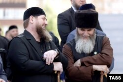 Глава Чечни Рамзан Кадыров и муфтий Чечни Салах Межиев (слева направо) на церемонии открытия новой мечети имени пророка Ибрагима. Россия, 2023 год
