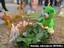 Cveće, sveće i plišani medvedić u znak sećanja na stradale.