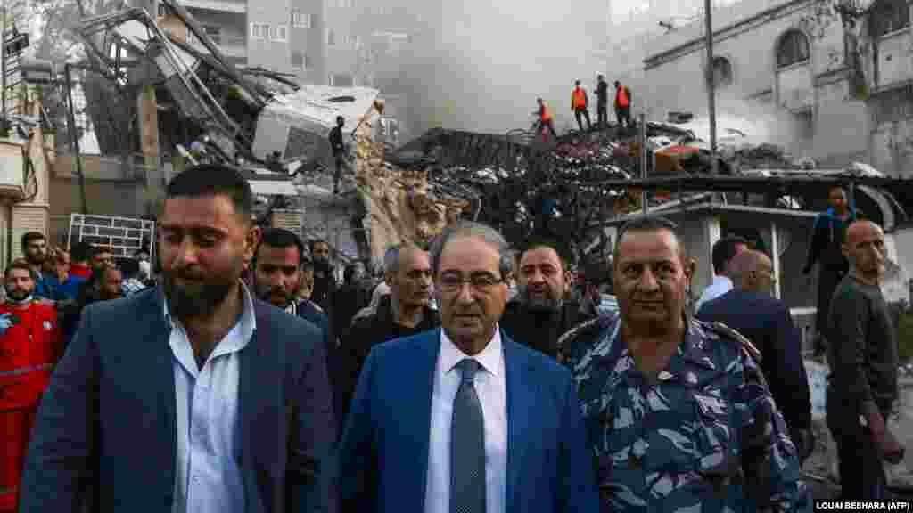 Faisal Miqdad szíriai külügyminiszter (középen) a rakétacsapás után felkereste az iráni nagykövetséget, és&nbsp;elítélte az izraeli támadást.&nbsp;Helyi források szerint a damaszkuszi iráni diplomáciai képviselet tagjai, köztük a nagykövet és családja nem sérültek meg.&nbsp;A csapás a nagykövetség egyik konzuli épületét érte, a nagykövet rezidenciája a két legfelső emeleten volt &nbsp;