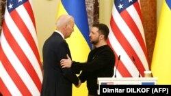 Джо Байдън посети Киев, където се срещна с Володимир Зеленски. „Украйна стои. Демокрацията стои. Американците са с вас и светът е с вас“, каза президентът на САЩ в украинската столица.