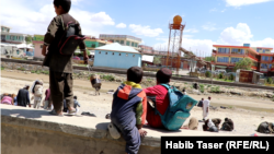 شماری از کودکان کارگر در ولایت غزنی افراد معتاد به مواد مخدر را تماشا می کنند