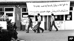 گروهی از دانشجویان تسخیر کننده سفارت آمریکا در تهران در روزهای ابتدایی گروگانگیری