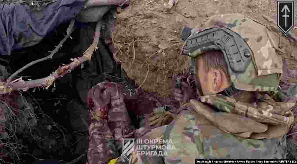 Український військовий отримав поранення під час бою. Фото-скріншот з відео бою навколо Андріївки на Донеччині з нашоломної камери бійця ЗСУ 3-ї окремої штурмової бригади.&nbsp;Агенція Reuters отримала фото 17 вересня 2023 року &nbsp;