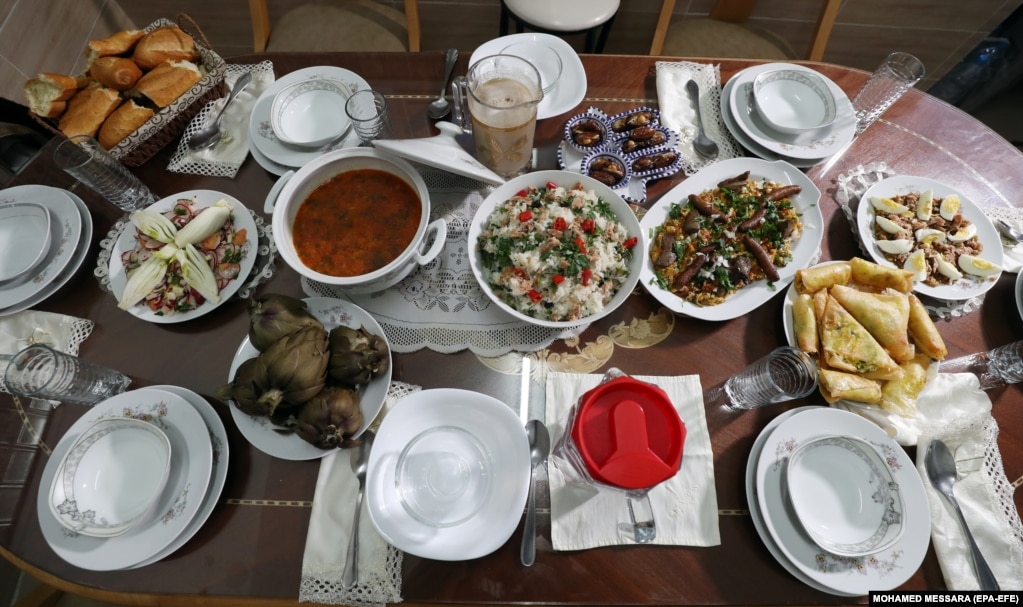 Tryeza me ushqime për iftar e familjes së Ben Mabroukut në ditën e parë të Ramazanit në Tunis, Tunizi, 23 mars 2023.