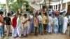 Glasači u redovima ispred biračkih mesta u gradu Varanasi u državi Utar Pradeš, 1. jun 2024.