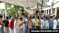 Гласачите се редат пред избирачкото место во градот Варанаси во државата Утар Прадеш на 1 јуни 2024 година.