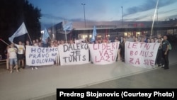 "Hoćemo pravo na bolovanje", jedna je od poruka dela radnika koji su 7. juna otpočeli protest u fabrici Jura u Leskovcu na jugu Srbije. 