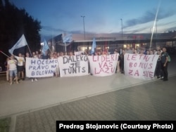 "Hoćemo pravo na bolovanje", jedna je od poruka dijela radnika koji su 7. juna otpočeli protest u fabrici Yura u Leskovcu na jugu Srbije.