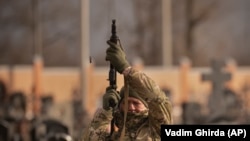 Постріл зі зброї під час похорону загиблого в РФ