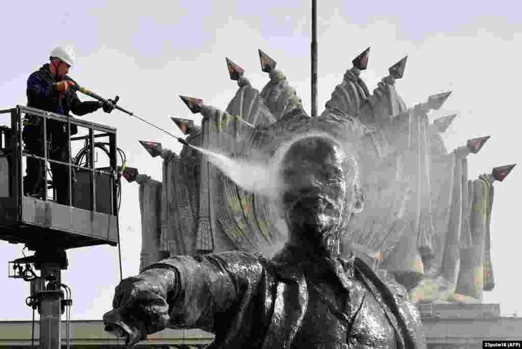 A worker cleans a statue of the founder of the Soviet Union, Vladimir Lenin, in St. Petersburg&#39;s Moscow Square.&nbsp;