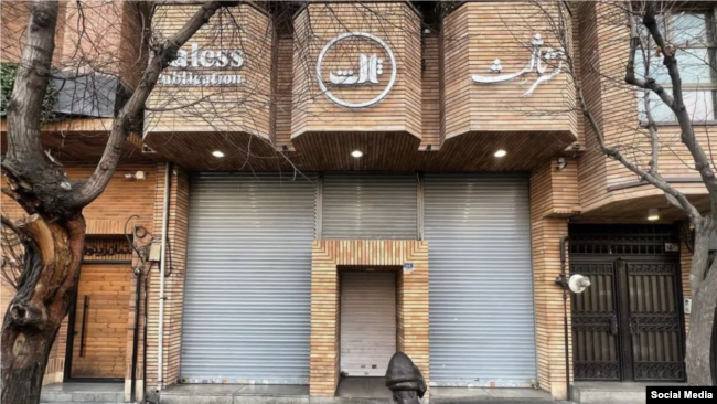 چند فروشگاه کتاب شناخته‌شده تهران در ماه‌های اخیر به دلیل عدم رعایت حجاب اجباری توسط مشتریان، پلمب شده‌اند