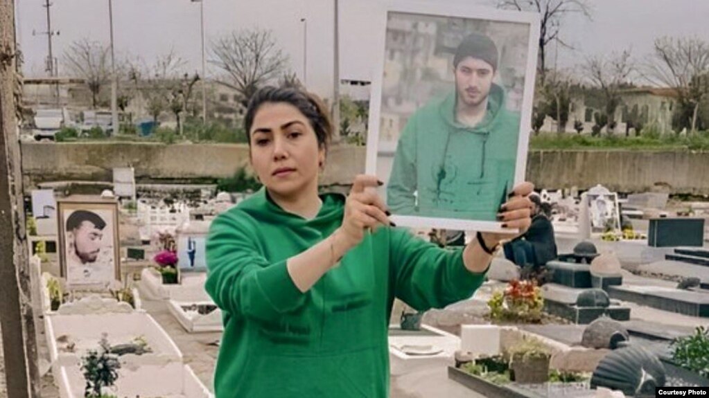 فرزانه برزه‌کار با لباس پسرش عرفان بر سر مزارش