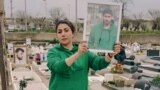 فرزانه برزه‌کار با لباس پسرش عرفان بر سر مزارش