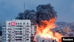 Zjarr në një ndërtesë në Gaza pas sulmit me raketë nga forcat izraelite, në kundërpërgjigje të një sulmi të befasishëm të Hamasit më 7 tetor 2023. 