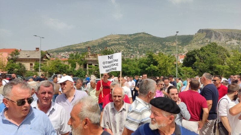 Protest protiv gradnje Hrvatskog kazališta na lokaciji Lakišića harema u Mostaru 