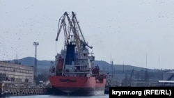 Танкер у керченському морському рибному порту стоїть танкер. Крим, 20 березня 2024 року