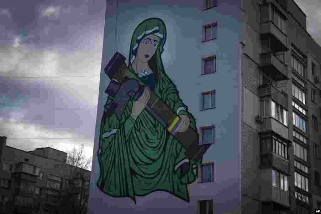 Një mural përshkruan Shën Javelin, një personazh imagjinar në një stil ikone që mban armën antitank FGM-148 Javelin, që ushtria ukrainase përdori kundër trupave ruse, në Kiev, Ukrainë, 2 shkurt 2024. Shën Javelin është simbol i rezistencës kundër pushtimit rus të Ukrainës.