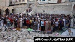 Molitve među ruševinama u Gazi prvog dana Bajrama
